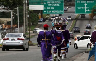 Caminan hacia su encuentro con el 'Cristo Negro' de Portobelo