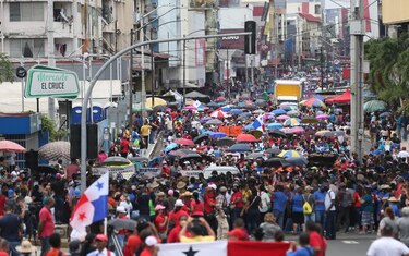 21 personas fueron detenidas durante protestas en la plaza 5 de mayo; 17 de ellas van a una audiencia