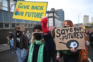Los jóvenes desfilan ‘por necesidad’ contra el cambio climático en Glasgow