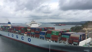 El megaportacontenedor Cosco Development transita por el Canal de Panamá