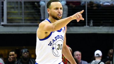 Curry anota 28 pese a lastimarse el tobillo