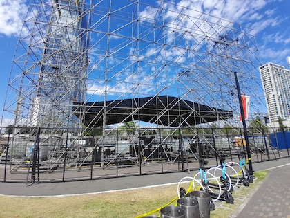 Carnaval en la cinta costera: Empiezan a instalar la tarima principal