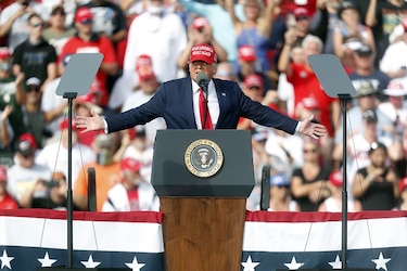 En Florida, Trump se jacta de la recuperación y Biden lo acusa de propagar el virus