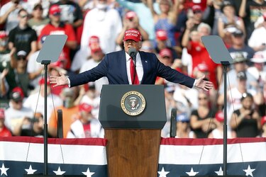 En Florida, Trump se jacta de la recuperación y Biden lo acusa de propagar el virus
