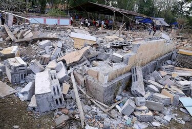 Al menos 100 muertos por fuerte incendio en un templo en India