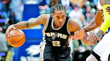 Leonard condujo a victoria de los Spurs