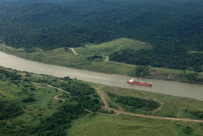 ONU lanza alerta: crisis en canales de Suez y Panamá aumentaría los precios globales