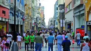 Recaudación de impuestos en Perú cae 10.2%