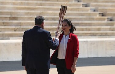 Grecia entrega la llama olímpica a Japón en una triste y solitaria ceremonia