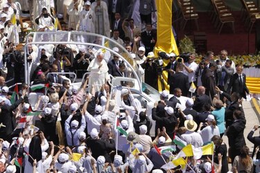 El Papa invita a Peres y a Abas al Vaticano para rezar por la paz