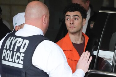 Luigi Mangione contrata al asesor penitenciario del exproductor Harvey Weinstein