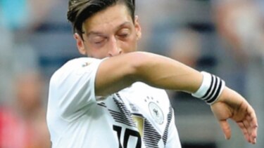 Ex jugador alemán Matthäus critica a Özil