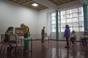 Venezuela vota con oposición y observación internacional de vuelta