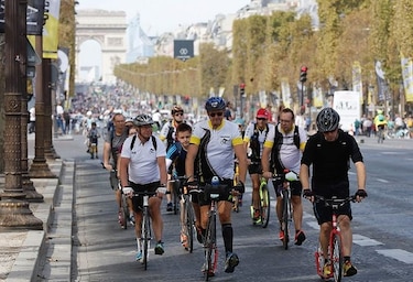 Las calles de París se vacía de vehículos y la contaminación se desploma