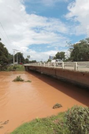 Edifican barriadas en áreas vulnerables a desastres
