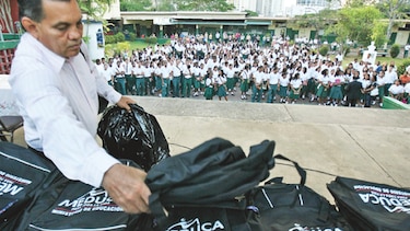 Amplían caso de mochilas escolares