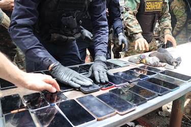 Más de 400 celulares y armamento: el entramado de lujo en La Joyita revelado por la Policía