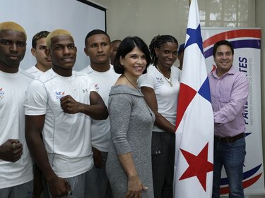 Atheyna Bylon recibe la bandera panameña