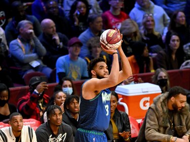 El dominicano-estadounidense Towns conquista el concurso de triples