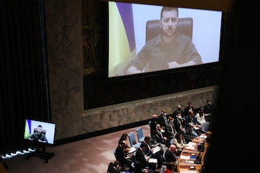 Zelenski hace difundir ante la ONU unas imágenes muy duras de muertos en Ucrania