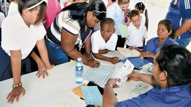 Padres de familia denuncian atrasos en pago del programa Beca Universal