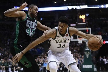 Bucks vencen a Celtics y empatan la serie