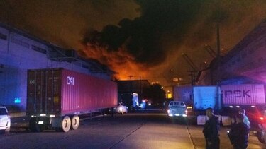 Fuego consume bodegas en la Zona Libre de Colón