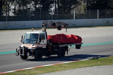 Vettel estrella su coche en ensayos de pretemporada