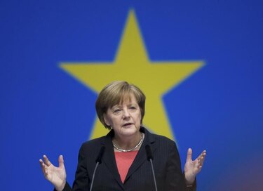 Merkel entra en campaña, arropando a Juncker para una Europa 'más justa'