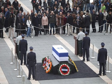 Israelíes presentan sus últimos respetos a Sharon