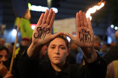 Trump amenaza a Hamás con enviar a Israel ‘todo lo que necesita’ si no libera a los rehenes ‘de inmediato’