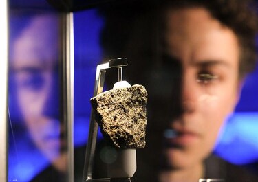 ‘En cuanto algo cae, es hora de ponerse en marcha’: el lucrativo negocio de los buscadores de meteoritos que ganan miles de dólares vendiéndolos