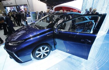 Toyota lanza automóvil Mirai, que funciona con hidrógeno
