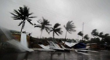 Ciclón llega a la costa de India, donde un millón de personas fueron evacuadas