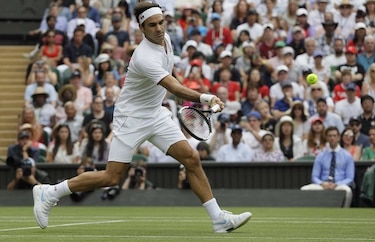 Wozniacki fracasa de nuevo en Wimbledon; Federer avanza