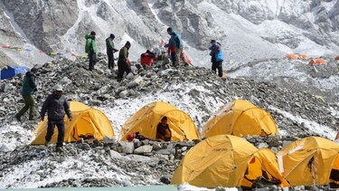 (Actualizada: 4)Los esfuerzos para rescatar a cientos de personas que quedaron atrapadas en las laderas del monte Everest