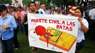 Ciudadanos protestan contra la corrupción frente a la Procuraduría General de la Nación