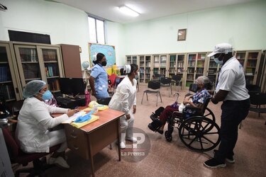 En el primer día de vacunación en los circuitos 8-7 y 8-4 se inmunizan 7,154 personas
