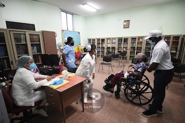 En el primer día de vacunación en los circuitos 8-7 y 8-4 se inmunizan 7,154 personas