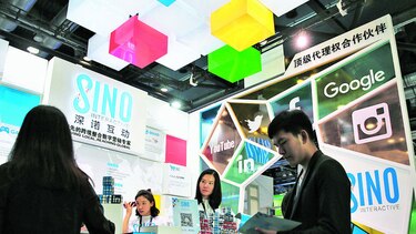 China aprueba ley que refuerza vigilancia en la web