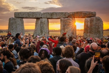 Unas 25,000 personas celebran el solsticio de verano en Stonehenge pese a la ola de calor