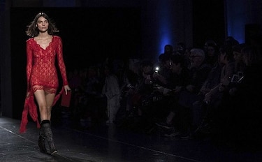 La vanguardia del diseño londinense marca territorio en Semana de la Moda