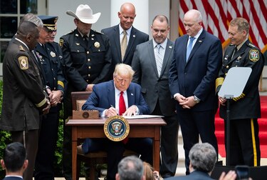 Trump firma reforma policial acotada ante oleada de reclamos contra racismo y abuso