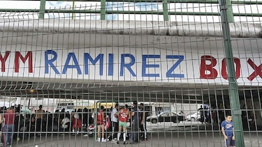 Un gimnasio debajo del puente