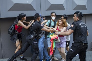Casi 400 arrestos durante la marcha del Orgullo de Estambul