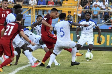 Estados Unidos escapa de Honduras con un agónico empate 1-1