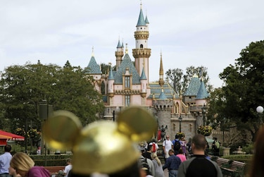 Disneylandia clausura torres donde halló bacteria legionela