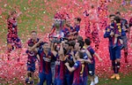 Barcelona empata con doblete de Messi en un Camp Nou rendido a Xavi