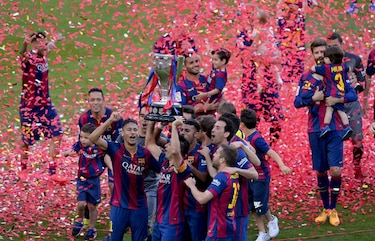 Barcelona empata con doblete de Messi en un Camp Nou rendido a Xavi