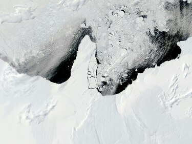 Un iceberg gigante de 39 años se derrite frente a la Antártida